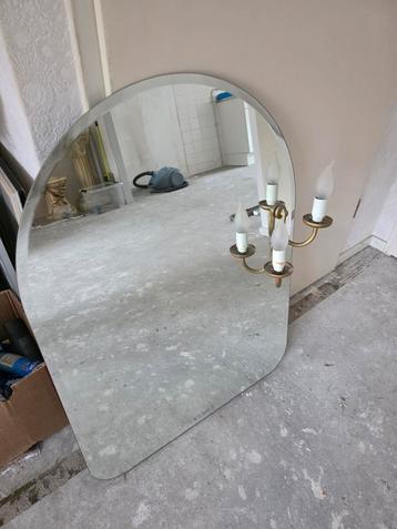 Spiegel met verlichting beschikbaar voor biedingen