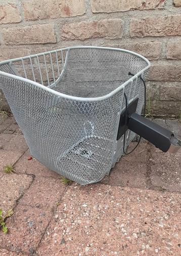 Lichtgrijze fietsmand. beschikbaar voor biedingen