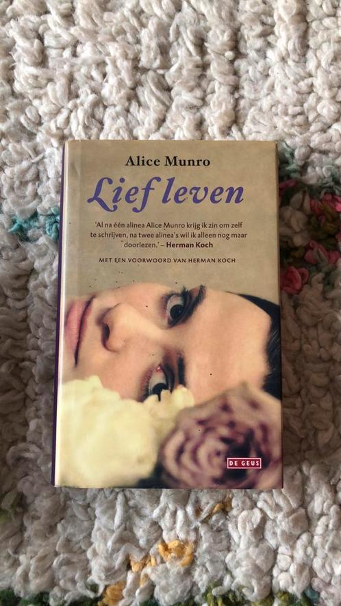 Alice Munro - Lief leven, Boeken, Literatuur, Zo goed als nieuw, Ophalen of Verzenden