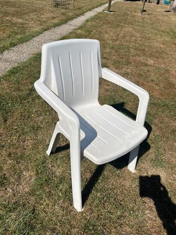 Stevige Kunststof tuinstoelen stapelbaar. beschikbaar voor biedingen