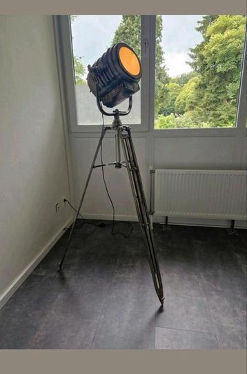 Hoeklamp industrieel  beschikbaar voor biedingen