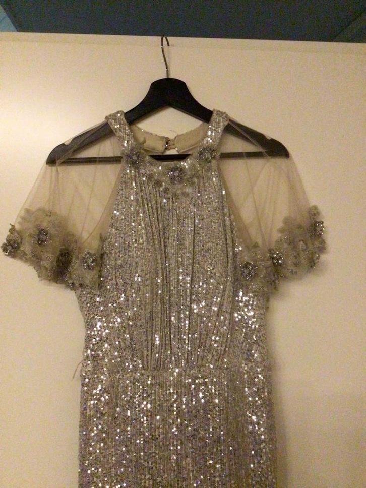 Prachtige zilveren galajurk met pailletten, Kleding | Dames, Jurken, Zo goed als nieuw, Maat 38/40 (M), Grijs, Onder de knie, Ophalen of Verzenden