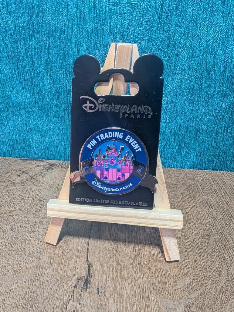 Pin trading event It's a small world LE425, Ophalen of Verzenden, Overige figuren, Nieuw, Beeldje of Figuurtje