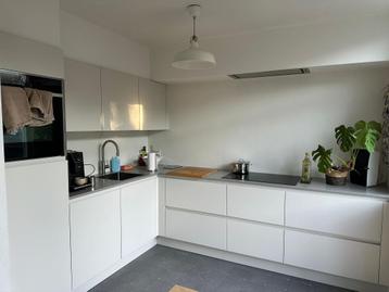 Moderne greeploze mat kristalwitte hoekkeuken GEDOMONTEERD beschikbaar voor biedingen