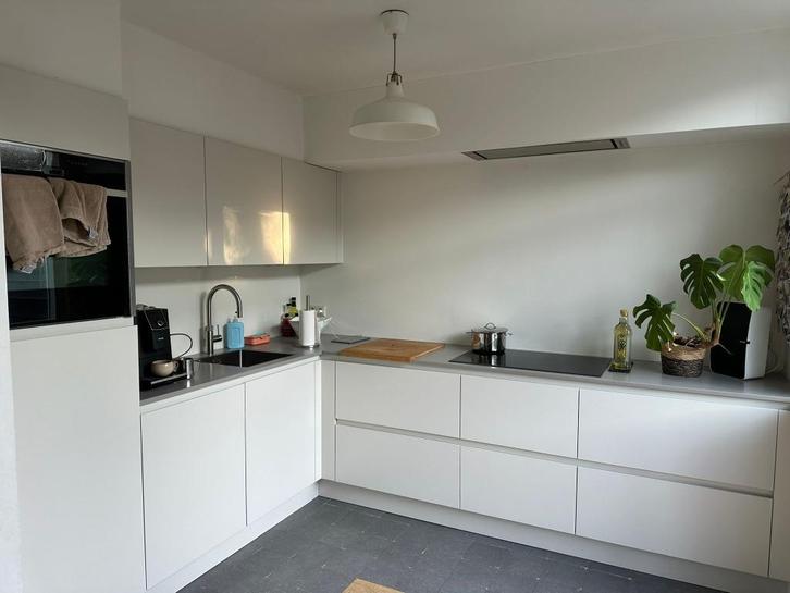 Moderne greeploze mat kristalwitte hoekkeuken GEDEMONTEERD, Huis en Inrichting, Keuken | Complete keukens, Zo goed als nieuw, Hoekkeuken