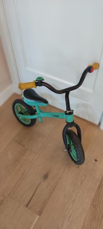 Groen loopfietsje beschikbaar voor biedingen