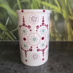 Witte vaas met hangeschilderd stippen design, Huis en Inrichting, Woonaccessoires | Vazen, Wit, Aardewerk of Porselein, Ophalen of Verzenden