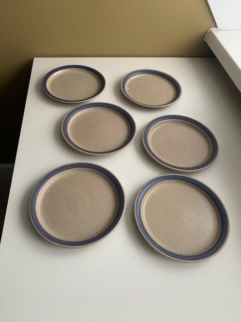 6 retro ontbijtborden beige met blauw. Nieuwstaat. '70, Antiek en Kunst, Curiosa en Brocante, Ophalen of Verzenden