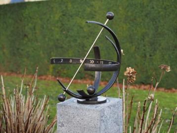 ZONNEWIJZER / MODERN/MET 3 BOGEN / brons beschikbaar voor biedingen
