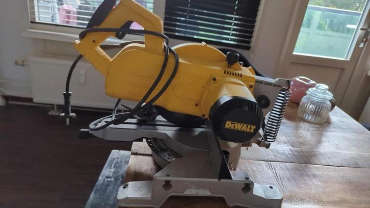 Te koop
DeWALT DWS774-QS, Doe-het-zelf en Verbouw, Gereedschap | Zaagmachines, Gebruikt, Cirkelzaag, 1200 watt of meer, 70 mm of meer