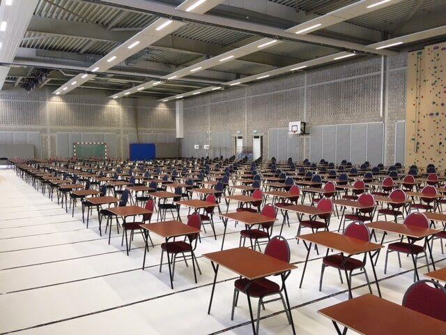 TE HUUR: grote aantallen examentafels, Ophalen, Zo goed als nieuw, Overige