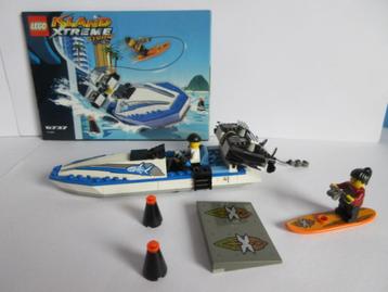 6737 Waterskieën achter speedboot. Verzenden is mogelijk. beschikbaar voor biedingen