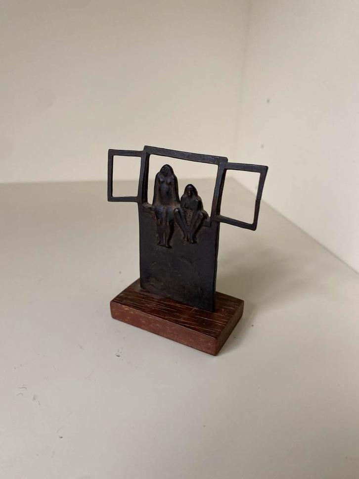 Klein bronzen beeldje: Dames in raam, Antiek en Kunst, Kunst | Beelden en Houtsnijwerken, Ophalen of Verzenden