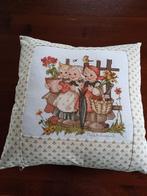 4 Kussentjes met borduurwerk ,,Hummeltjes,, 40/40cm., Huis en Inrichting, Ophalen of Verzenden, Nieuw, Overige kleuren, Vierkant