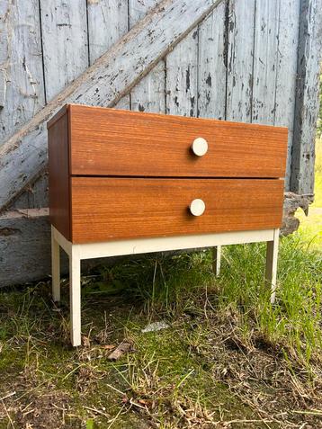 Vintage space age ladenkast op hoge poten beschikbaar voor biedingen