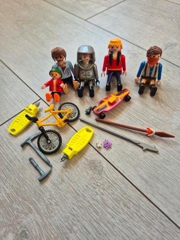 4 playmobil poppetjes met diverse accessoires  beschikbaar voor biedingen