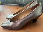 Mooie goud kleurige pumps met klein hakje, Kleding | Dames, Schoenen, Ophalen of Verzenden, Zo goed als nieuw, Overige kleuren