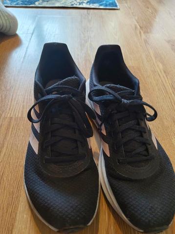 Adidas sneakers beschikbaar voor biedingen