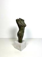 Brons vrouwen torso op marmeren voet van Marianne Frijling, Ophalen of Verzenden