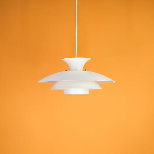Prachtige witte lamp gemaakt in Denemarken, Deens design, Huis en Inrichting, Lampen | Hanglampen, Zo goed als nieuw, 75 cm of meer
