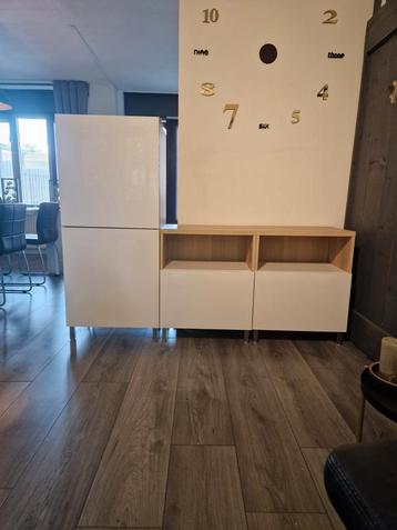 Ikea besta meubel eikeneffect met hoogglans witte fronten