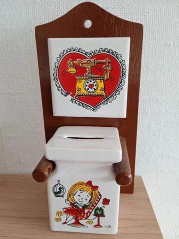 vintage keramische spaarpot in houten hanger beschikbaar voor biedingen