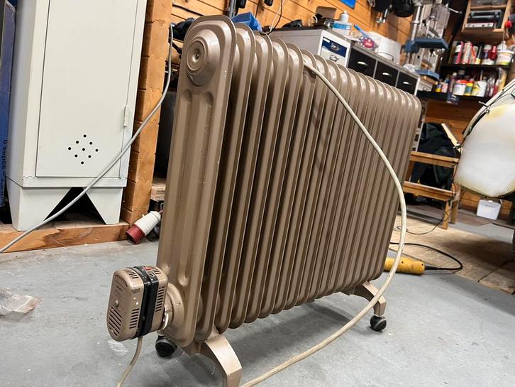 Elektrische thermostaat gestuurde radiatoren 3stuks, Doe-het-zelf en Verbouw, Verwarming en Radiatoren, Zo goed als nieuw, Radiator