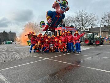 Carnavalsgroep loopgroep brandweer carnavalswagen