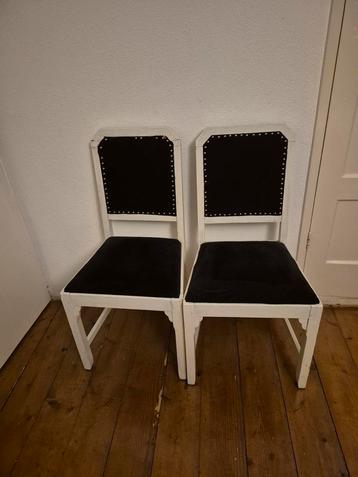 2 aparte solide stoelen met leuke details beschikbaar voor biedingen