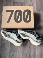 Yeezy 700 V3 Fade Salt - Maat 44, Kleding | Heren, Schoenen, Overige kleuren, Ophalen of Verzenden, Adidas, Sneakers of Gympen