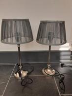 2 zilverkleurige lampenvoeten met grijze kapjes, Huis en Inrichting, Lampen | Tafellampen, Ophalen of Verzenden, Zo goed als nieuw
