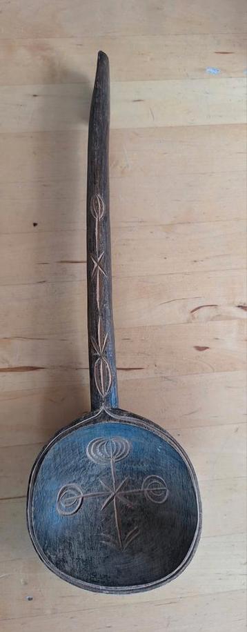 Handgestoken grote houten lepel met decoratie beschikbaar voor biedingen
