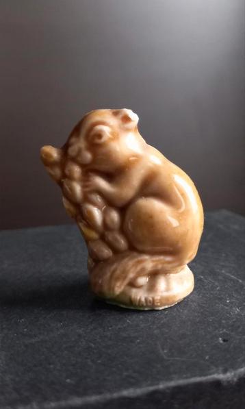 miniatuur eekhoorntje porseleinen figuur 4.5 x 2.3 cm beschikbaar voor biedingen