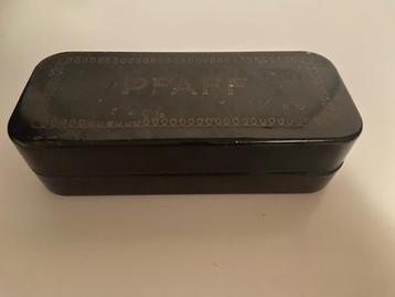 Oud Pfaff doosje vol naaimachine voetjes beschikbaar voor biedingen