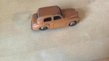 DINKY TOYS HILLMAN MINX MEE GESPEELD, DAAR WAS HIJ VOOR TOCH beschikbaar voor biedingen
