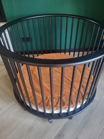 Zwarte ronde box Bopita met boxmatras en boxkleed beschikbaar voor biedingen
