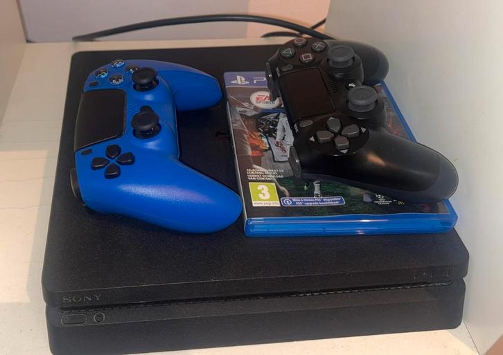 PS4 met 2 controllers en FC 26., Spelcomputers en Games, Spelcomputers | Sony PlayStation 4, Nieuw, Slim, 500 GB, Met 2 controllers