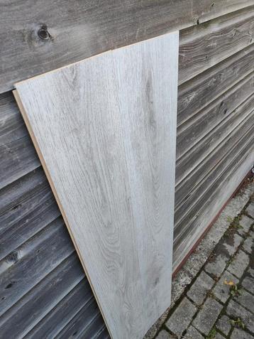 30m2 grijs klik laminaat incl ondervloer. beschikbaar voor biedingen