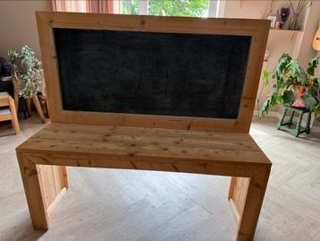Krijtbord bureau tafel beschikbaar voor biedingen