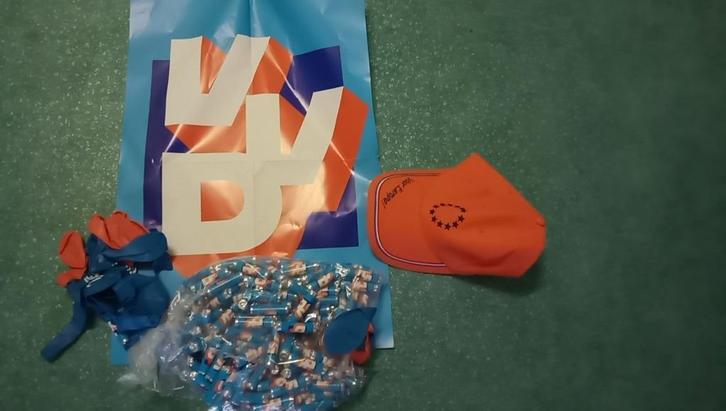 VVD Campagnemateriaal, ballonnen, snoep, petje, Diversen, Vlaggen en Wimpels, Zo goed als nieuw, Ophalen of Verzenden
