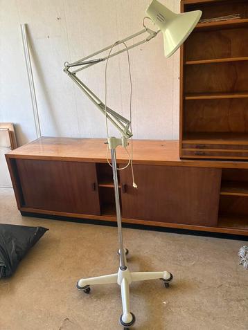 Industriële vintage lamp op statief,verstelbaar, op wieltjes