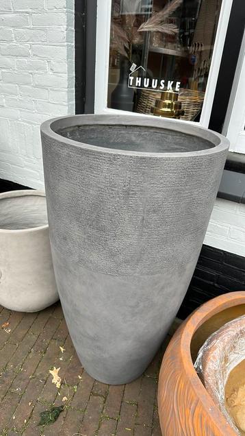 Super gave grote grijze bloempot beschikbaar voor biedingen