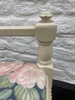 grappig oud hoekstoeltje, wit en gestoffeerd, Ophalen of Verzenden