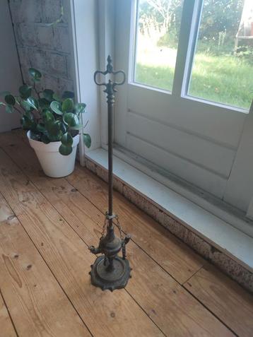 Antieke Bronzen Olielamp op Standaard beschikbaar voor biedingen