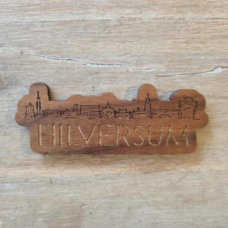 Hilversum Skyline Koelkastmagneet Eikenhout, Huis en Inrichting, Woonaccessoires | Wanddecoraties, Nieuw, Ophalen of Verzenden