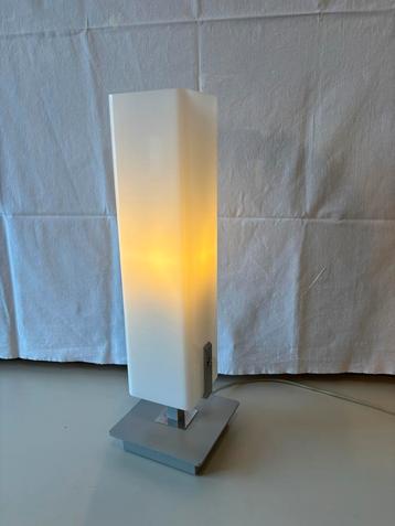 Tafellamp met E27 fitting beschikbaar voor biedingen