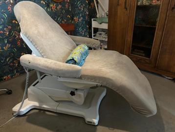 Behandelstoel volledig elektrisch bedienbaar  beschikbaar voor biedingen