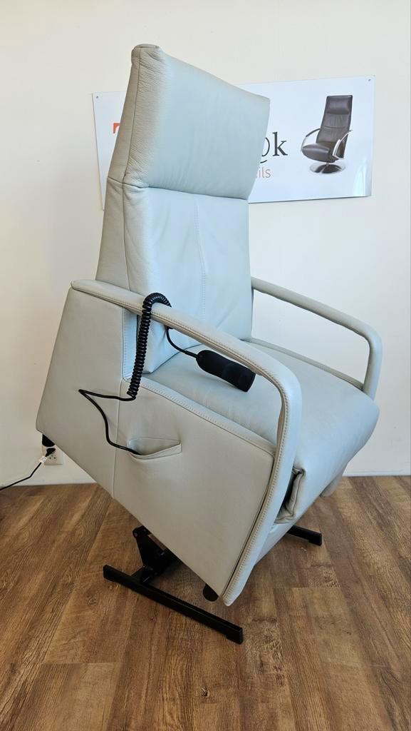 De toekomst Tirana sta op fauteuil met accu, Huis en Inrichting, Fauteuils, Zo goed als nieuw, Leer, 50 tot 75 cm, 75 tot 100 cm