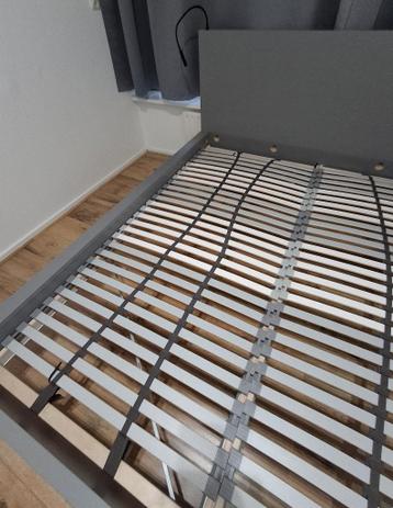 IKEA MALM bedframe hoog incl. LÖNSET lattenbodem - afbeelding 8
