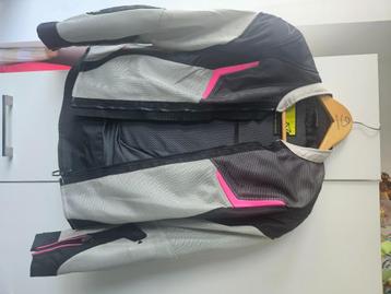 Te koop z.g.a.n. dames motorjack beschikbaar voor biedingen